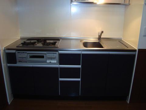 キッチン　３口コンログリル付きのシステムキッチンです。