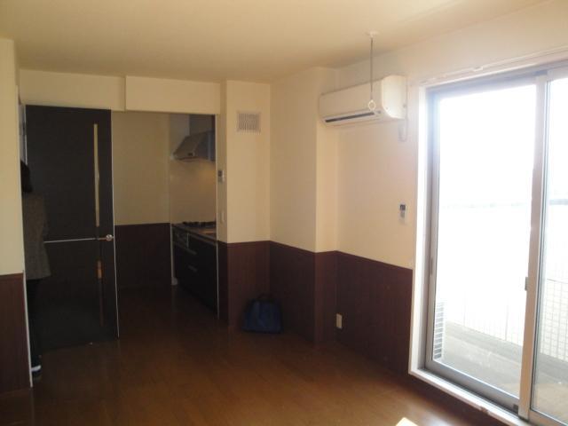 居室・リビング　オシャレな腰壁のリビング