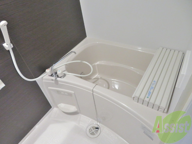 バス・シャワールーム　こちらはお風呂。一日の疲れをここで癒してください。