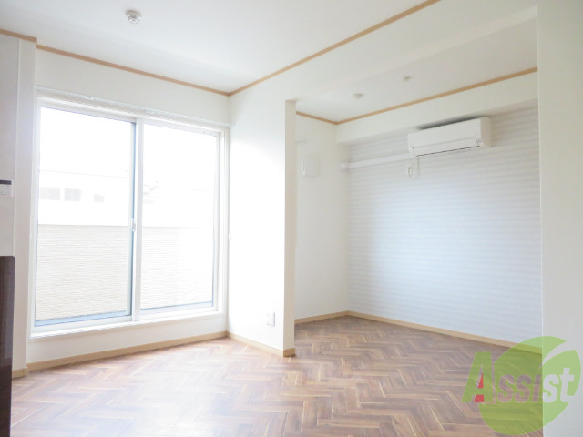 居室・リビング　リビングはこんな感じです。窓が大きくてよく陽が入ってきます。