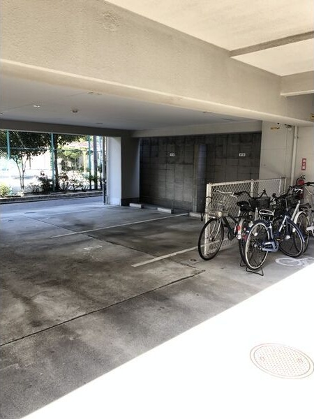 駐車場　敷地内屋根付き駐車場完備