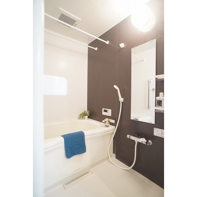 バス・シャワールーム　追焚機能付きで便利なバスルームです♪