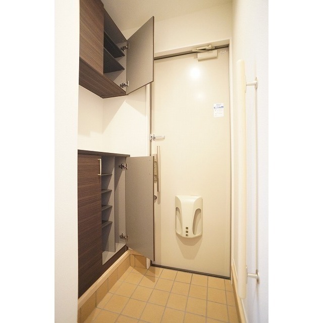 玄関　玄関には２段の下駄箱付き♪