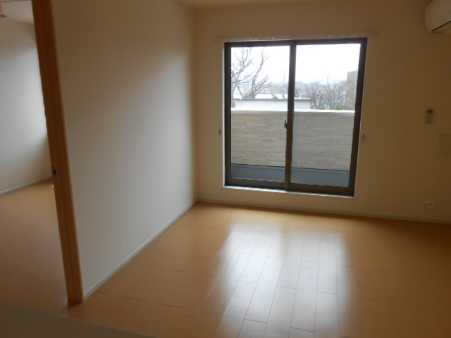 居室・リビング　南面リビング（エアコン完備）・南面寝室（６．０畳）