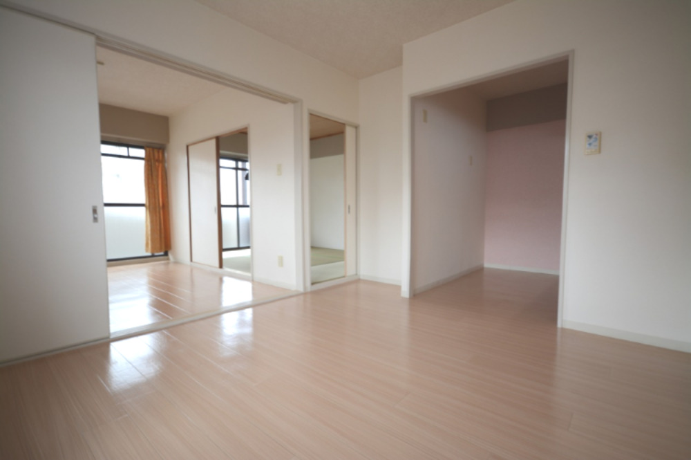 居室・リビング　別号室の写真です。ご参考までに