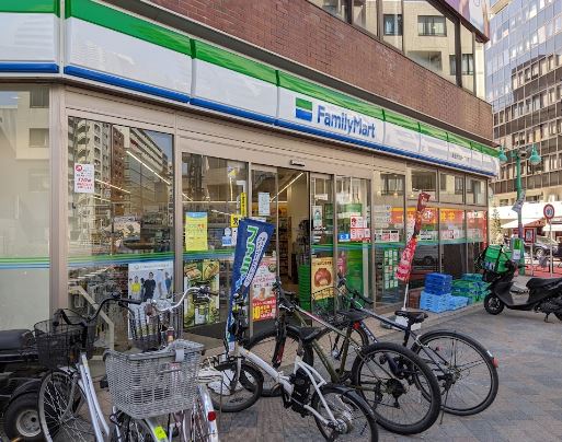 コンビニ　ファミリーマート 新宿大久保一丁目店（コンビニ）まで38m