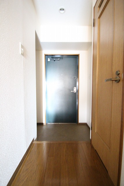 玄関　同物件別号室の写真です。