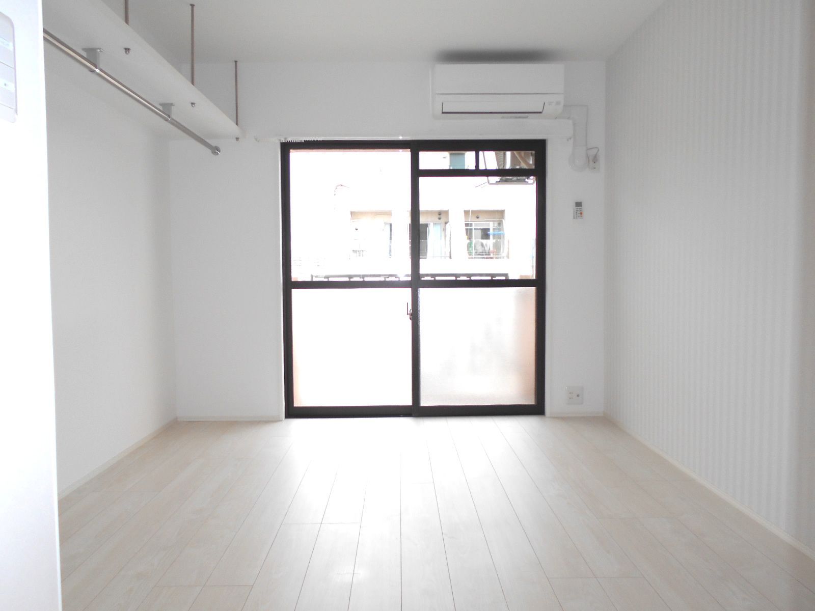 居室・リビング　エントランス