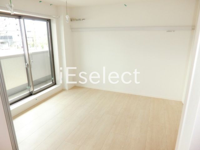 その他部屋・スペース　バルコニー側の洋室です。