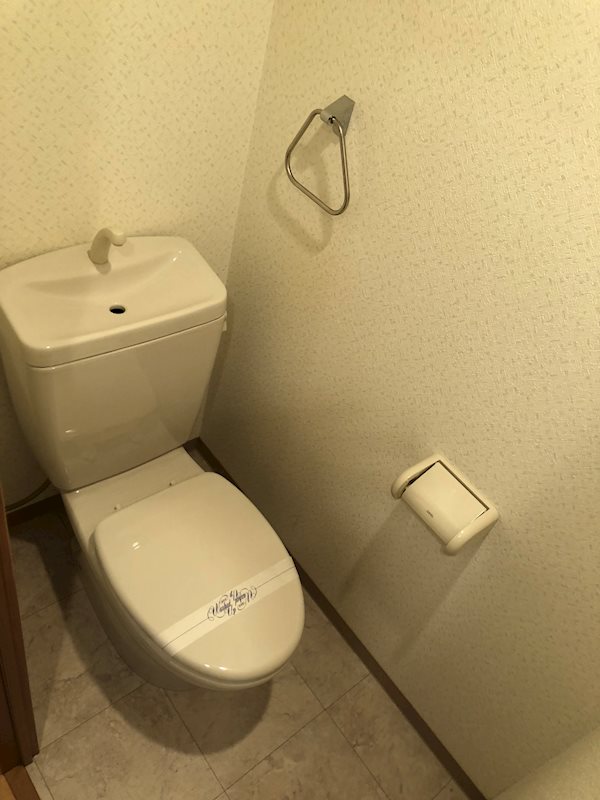トイレ　トイレ内にコンセント差込口有。洗浄便座取付可能です。