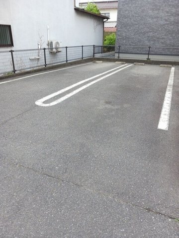 駐車場　車をお持ちの方に嬉しい駐車場付きの物件です
