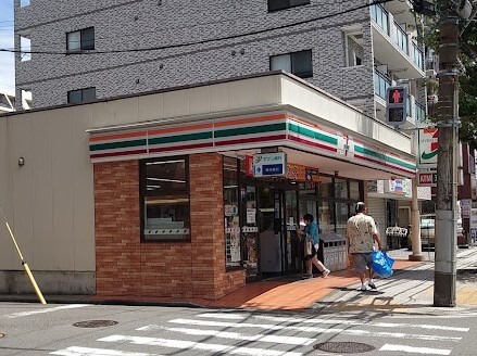 コンビニ　セブンイレブン横浜本牧2丁目店（コンビニ）まで93m