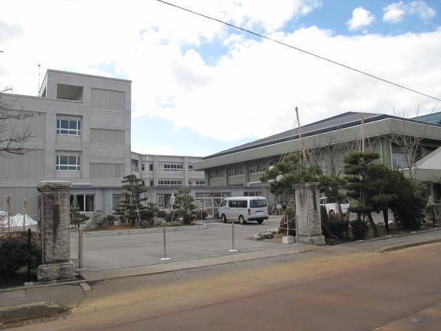 中学校　燕中学校（中学校）まで700m