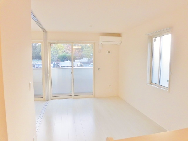 居室・リビング　★中部屋の為妻窓はありません★