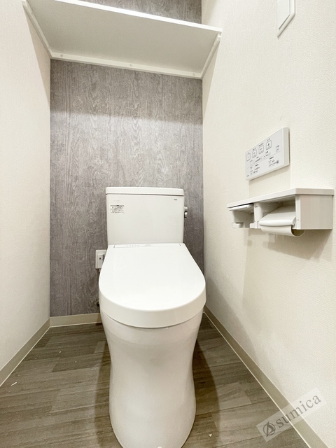 トイレ　人気アイテムの温水洗浄便座。清潔感のあるトイレです。