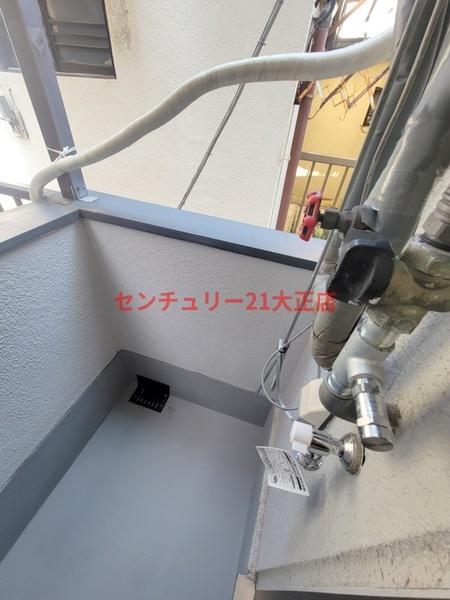 洗面設備　バルコニーに洗濯機置場