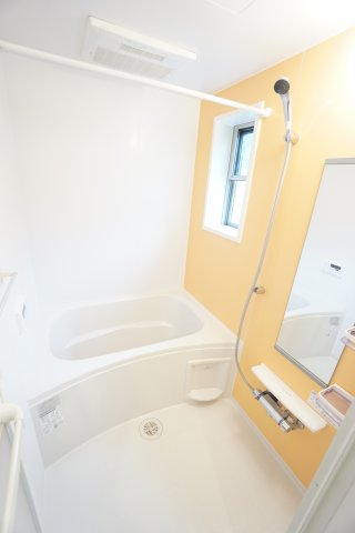 バス・シャワールーム　※同物件、同タイプ、間取り反転のお部屋です