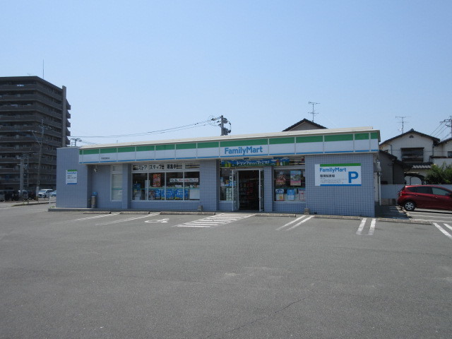 コンビニ　ファミリーマート（コンビニ）まで300m