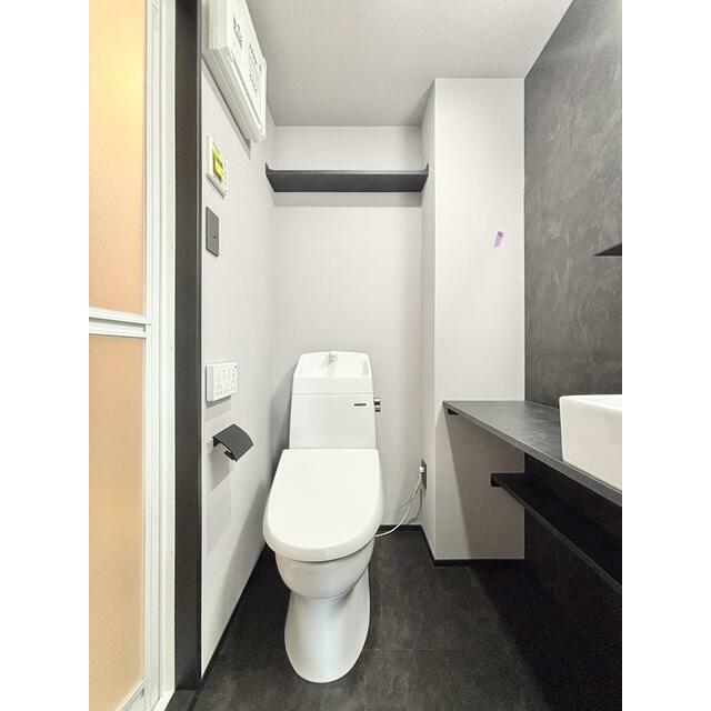 トイレ　トイレの上には便利な物置付き