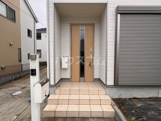 四街道市小名木戸建12号棟の玄関写真