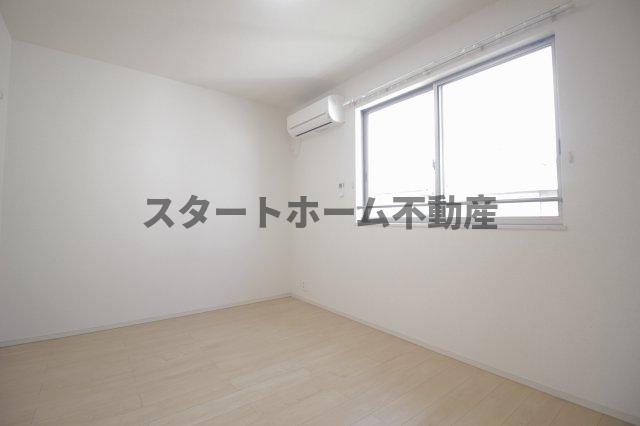 その他部屋・スペース　開放的な寝室です