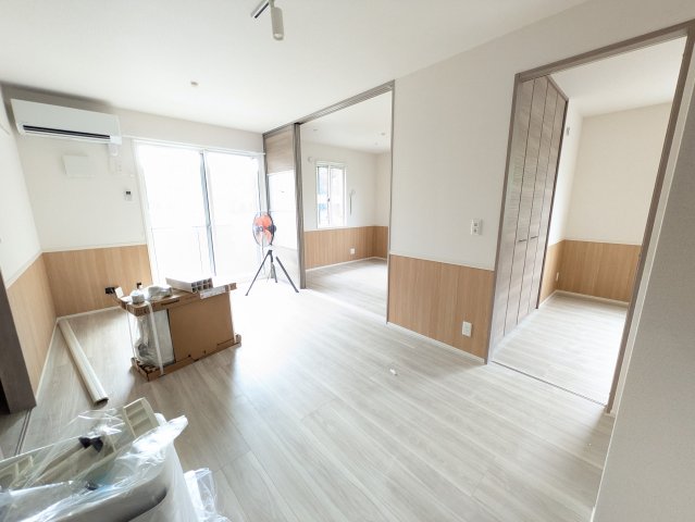 居室・リビング　別号室の同仕様の参考写真です。