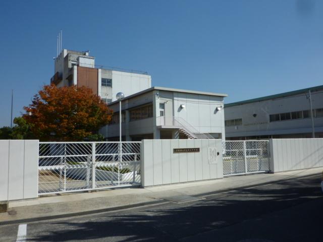 中学校　大阪狭山市立第三中学校（中学校）まで122m
