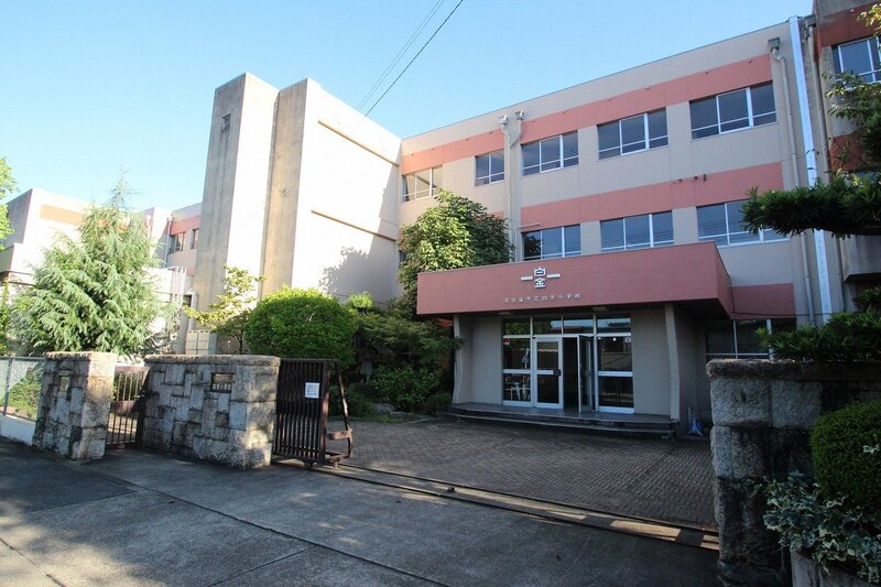 小学校　名古屋市立白金小学校（小学校）まで581m