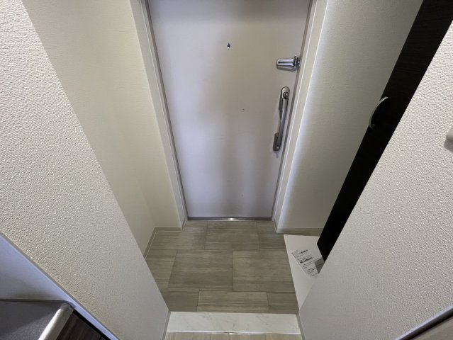 玄関　同物件別部屋写真