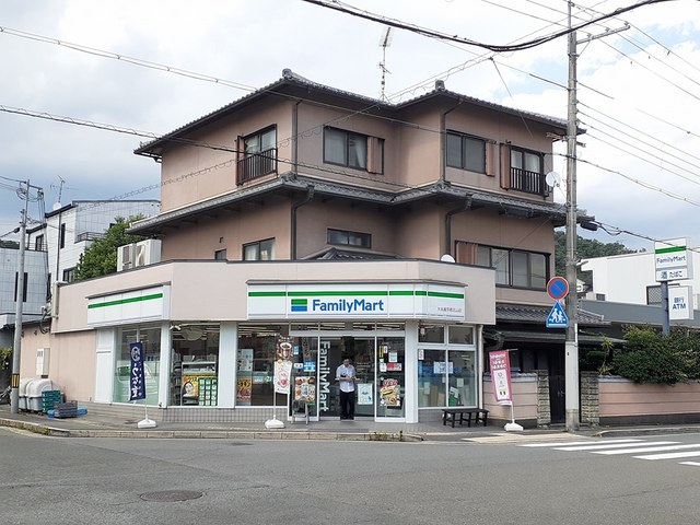 コンビニ　ファミリーマト大名屋京都北山店（コンビニ）まで400m