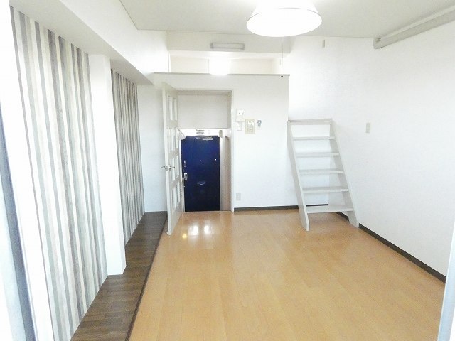 カーサ東住吉-1ロフトタイプの居間写真