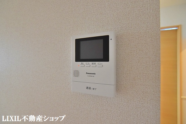 セキュリティ　来訪者の確認が出来るモニター付インターホンです。