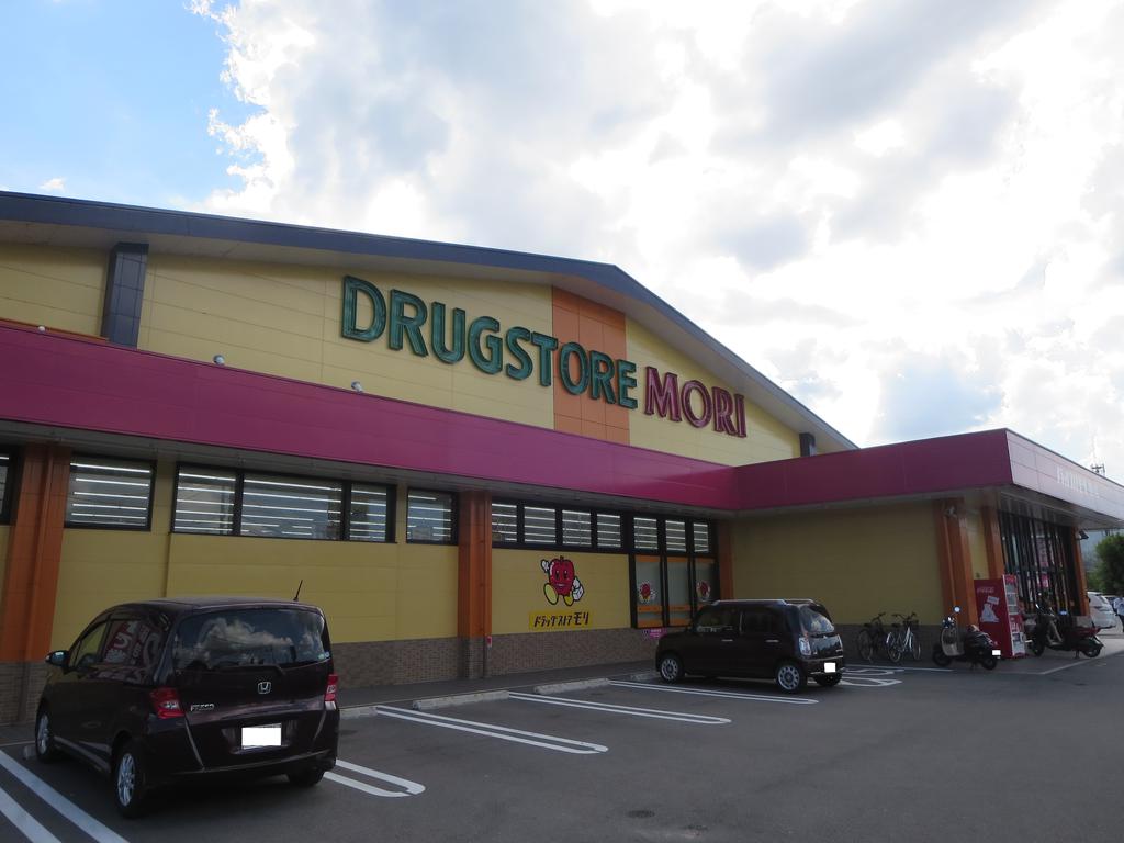 ドラックストア　ドラッグストアモリ山口小郡店（ドラッグストア）まで746m