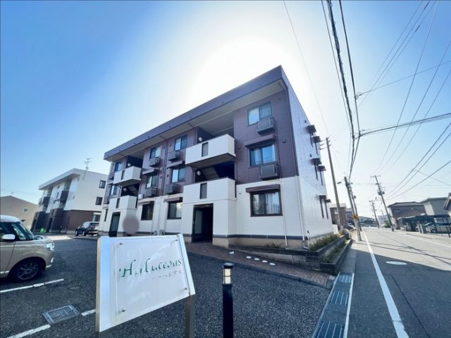 【新潟市中央区姥ケ山のアパートの建物外観】