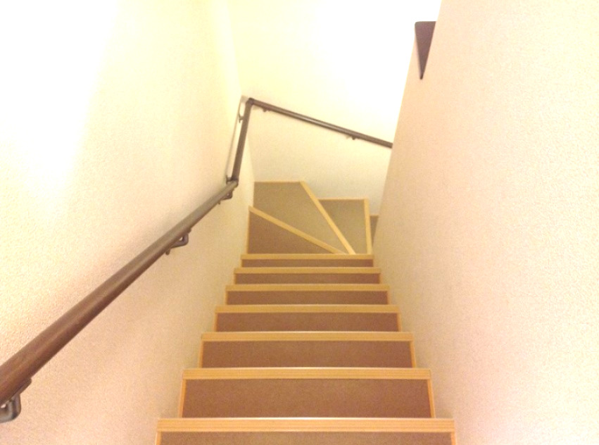 その他　２階のお部屋：玄関からの階段です。