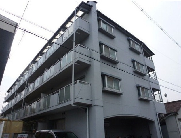 八尾市小阪合町のマンションの建物外観