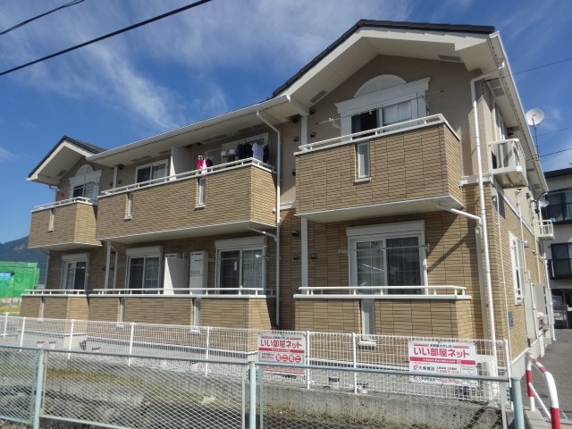 上田市諏訪形のアパートの建物外観