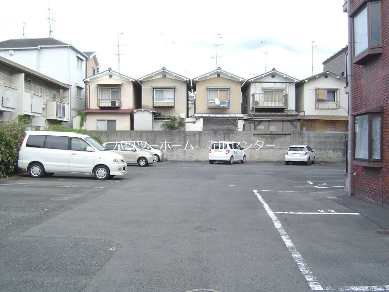 【城陽市平川のマンションの駐車場】