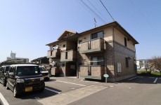 【岡山市中区赤田のアパートの建物外観】