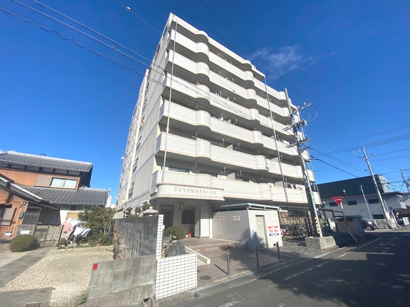 近江八幡市鷹飼町のマンションの建物外観