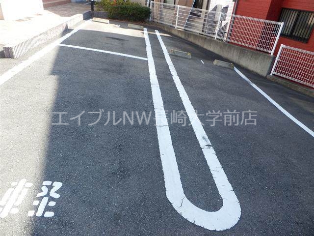 【西彼杵郡長与町高田郷のアパートの駐車場】