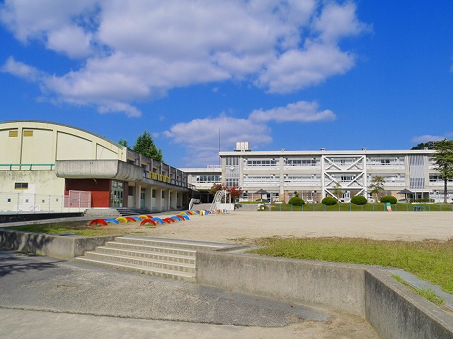 【天理市田部町のアパートの小学校】