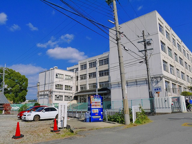 【天理市田部町のアパートの中学校】