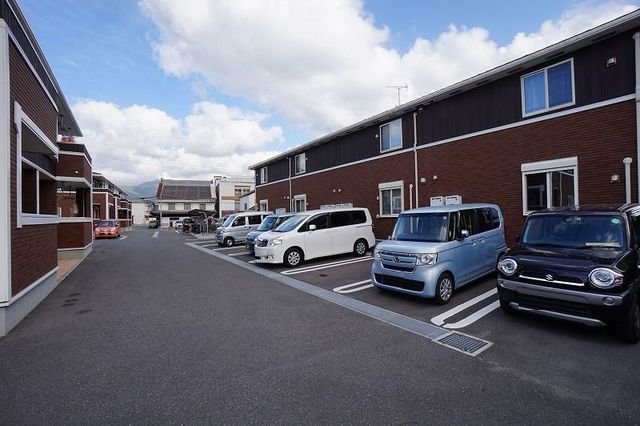 【直方市殿町のアパートの駐車場】