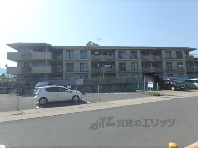 京都市右京区嵯峨広沢御所ノ内町のマンションの建物外観