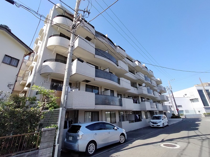 平塚市夕陽ケ丘のマンションの建物外観