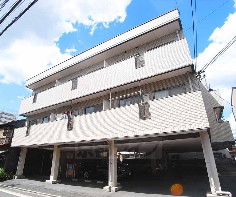 京都市南区西九条南田町のマンションの建物外観