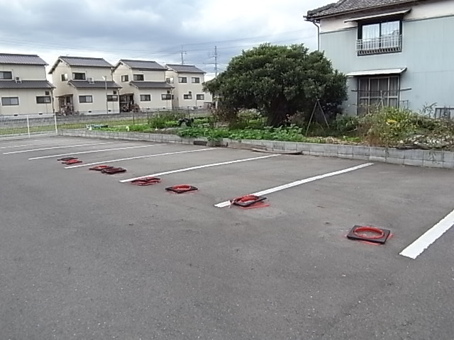 【姫路市勝原区熊見のアパートの駐車場】