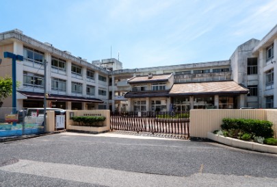 中学校　広島市立長束中学校（中学校）まで433m