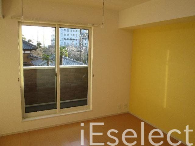 居室・リビング　アクセントクロスがおしゃれなリビングです